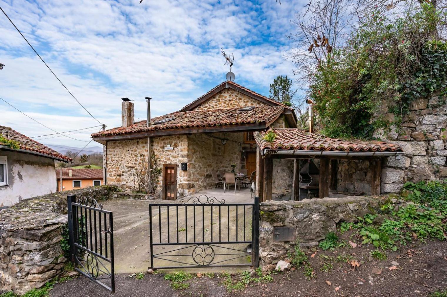 Casa Rural La Carrozal Senda Del Oso Orelleiru Exterior photo